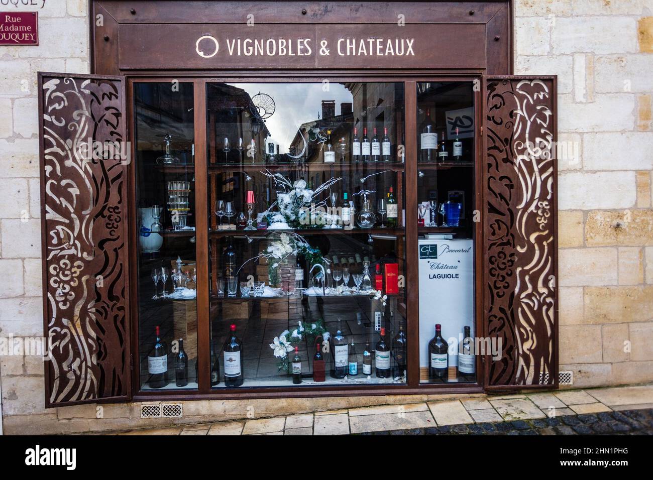 Weinhandlung im Dorf Saint Emillion, einem Dorf, das von Weinbergen umgeben ist. Hier werden einige der besten Weine der Region Bordeaux produziert. Frankreich. Stockfoto