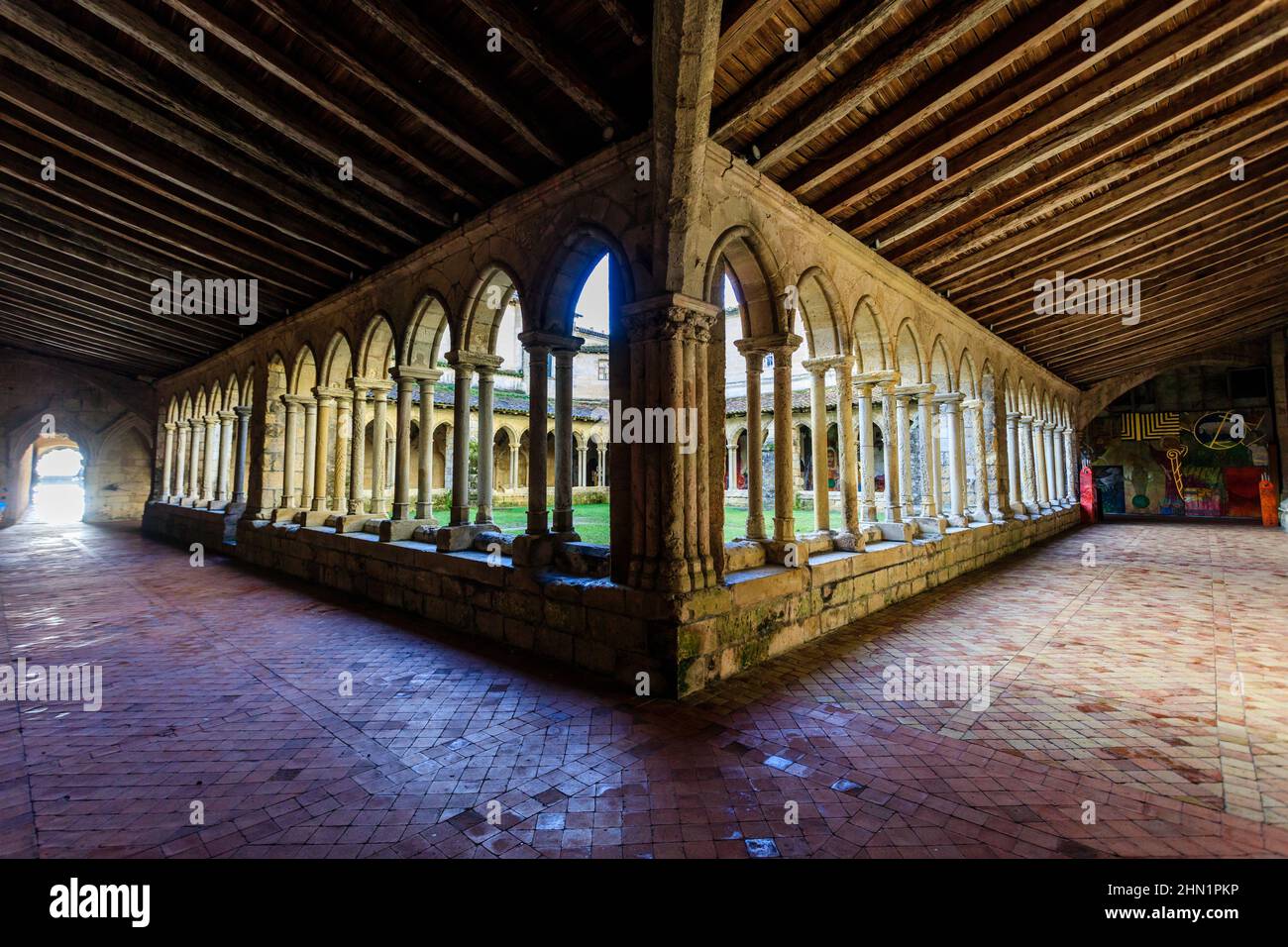 Die Stiftskirche und der Kreuzgang von Saint Emillion sind ein romanisches Denkmal. Neue Aquitaine. Frankreich. Stockfoto
