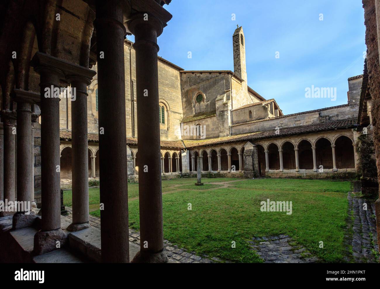 Die Stiftskirche und der Kreuzgang von Saint Emillion sind ein romanisches Denkmal. Neue Aquitaine. Frankreich. Stockfoto