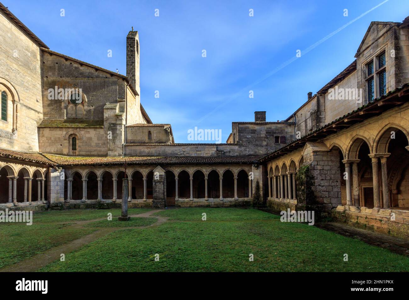 Die Stiftskirche und der Kreuzgang von Saint Emillion sind ein romanisches Denkmal. Neue Aquitaine. Frankreich. Stockfoto