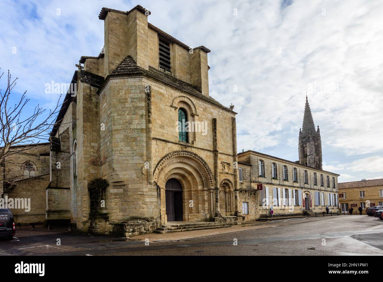 Die Stiftskirche und der Kreuzgang von Saint Emillion sind ein romanisches Denkmal. Neue Aquitaine. Frankreich. Stockfoto