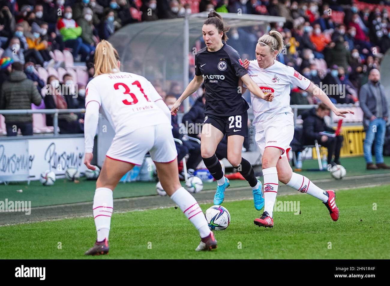 Köln, Deutschland. 13th. Februar 2022. Köln, Deutschland, Februar 13th Kristin Demann (5 Köln) tagt Barbara Dunst (28 Frankfurt) während des Fyeralarm Frauen-Bundesliga 2021/2022-Spiels zwischen 1. FC Köln und Eintracht Frankfurt im Franz-Kremer-Stadion in Köln. Norina Toenges/Sports Press Phot Credit: SPP Sport Press Photo. /Alamy Live News Stockfoto