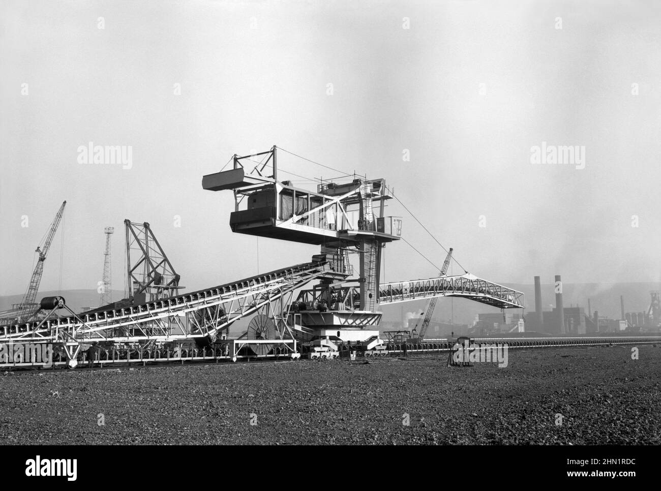 Ein Blick auf riesige Maschinen, mit denen Kohle und Koks in der Port Talbot Steelworks transportiert wurden, einem integrierten Stahlwerk in Port Talbot, West Glamorgan, Wales, Großbritannien, um 1970. Der ständige Bedarf an massiven Brennstoffen für die Öfen bedeutete, dass in den Werken riesige Teile von Förderbandausrüstung benötigt wurden – ein Foto aus den 1960er/70er Jahren. Stockfoto