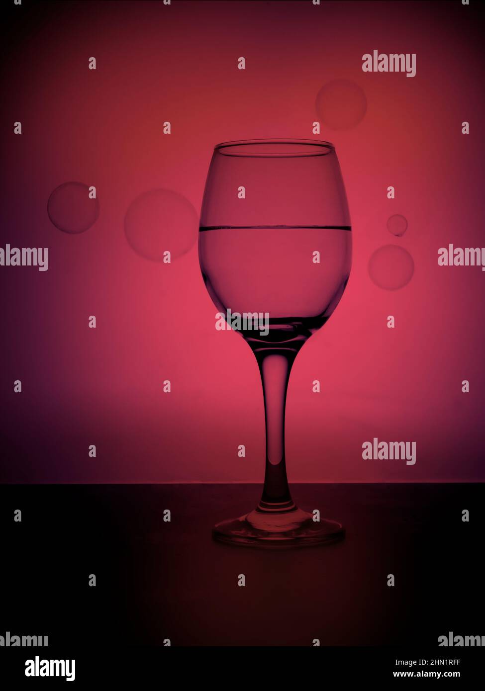 Rosafarbener Sekt, Glas Wein mit Blasen draußen. Stockfoto