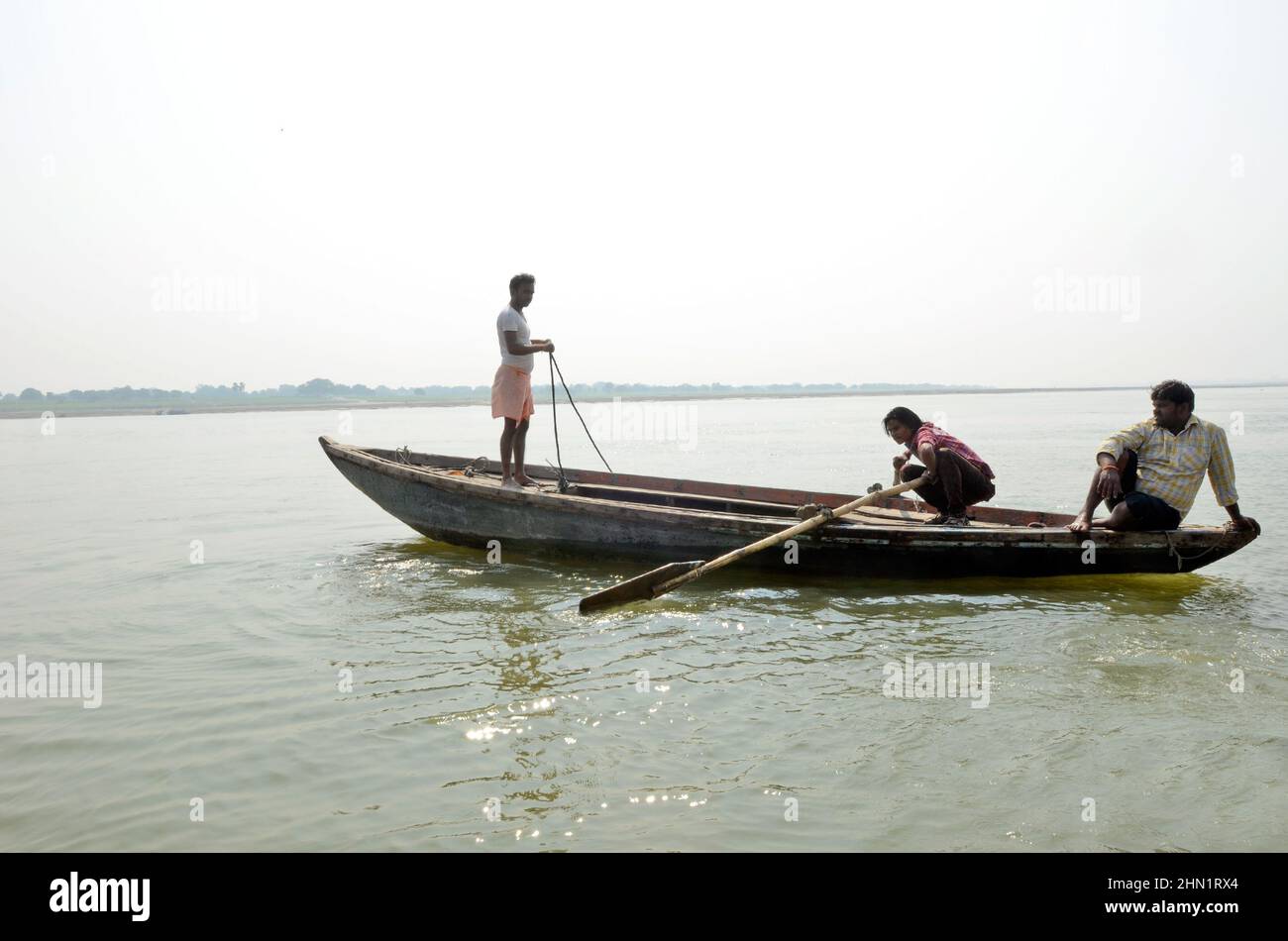 Angeln auf dem ganges Fluss varanasi Stockfoto