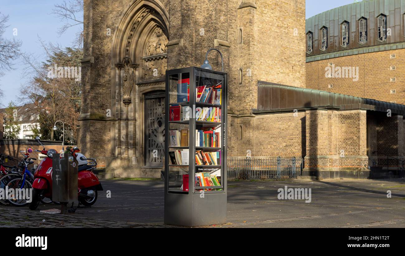 Miniatur-Bibliotheksstand vor einer Kirche in Köln, Deutschland Stockfoto