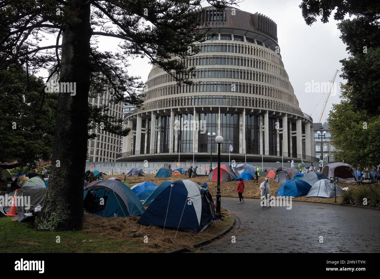 Zelte wurden vor dem Bienenstock und dem parlament bei einem Protest gegen das Impfmandat in Wellington, Neuseeland, am 13. Februar 2022 aufgestellt Stockfoto