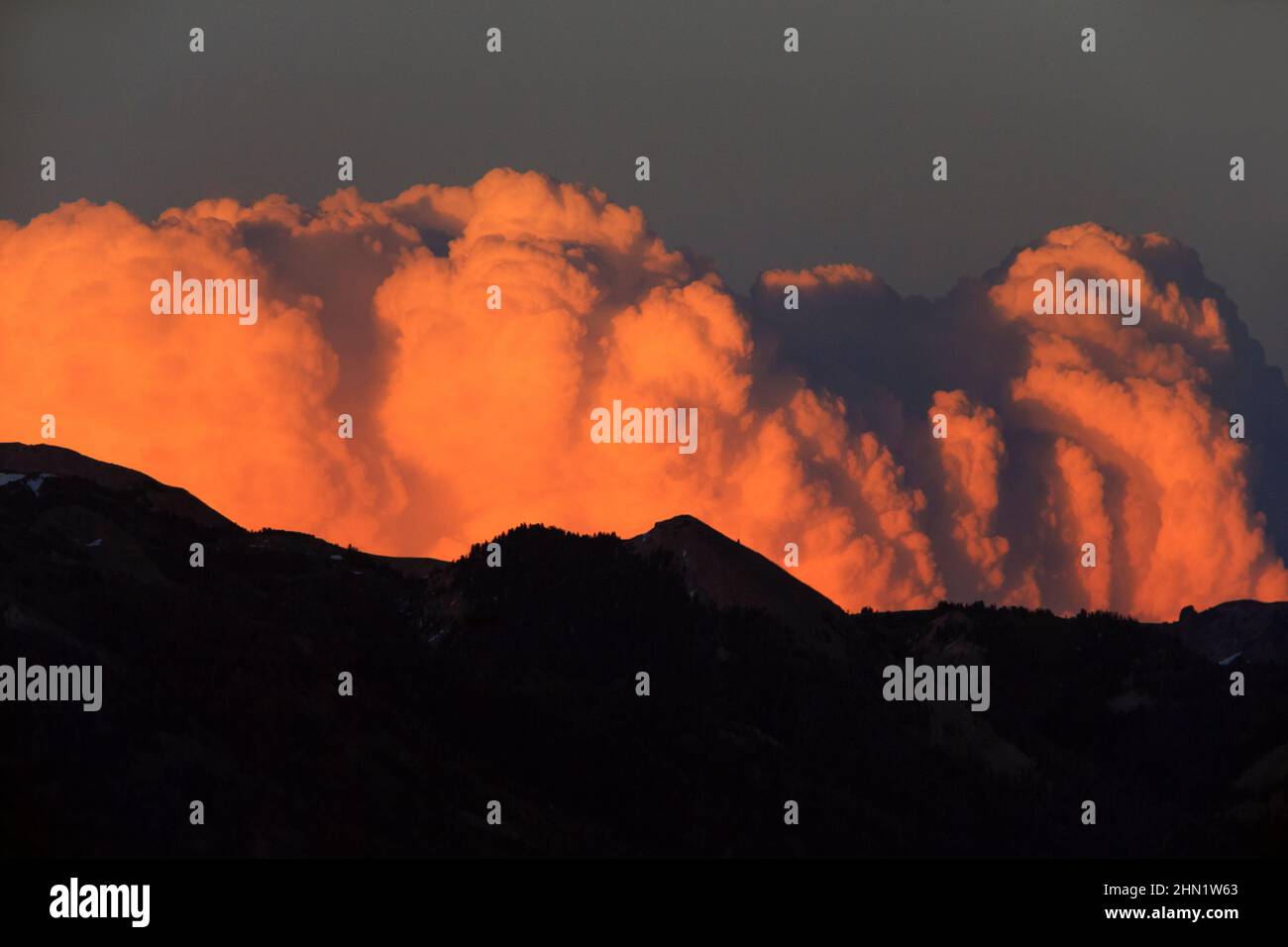 Wolken von Thunder Cumulus entwickeln sich bei Sonnenuntergang, Yellowstone NP, Wyoming Stockfoto