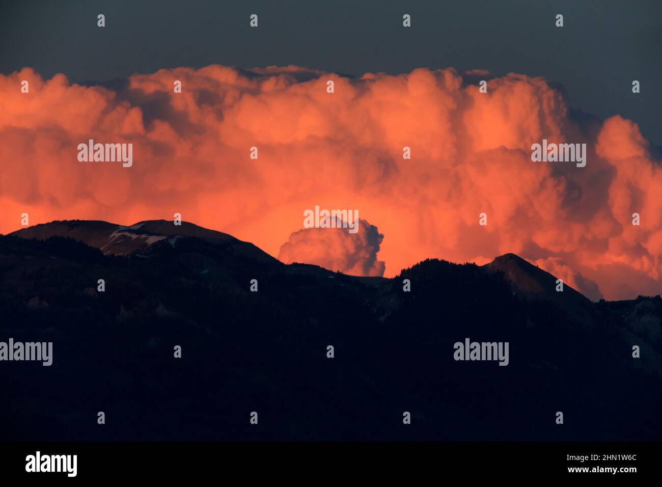 Die Wolken von Thunder Cumulus entwickeln sich bei Sonnenuntergang im Yellowstone-Nationalpark, Wyoming, USA Stockfoto