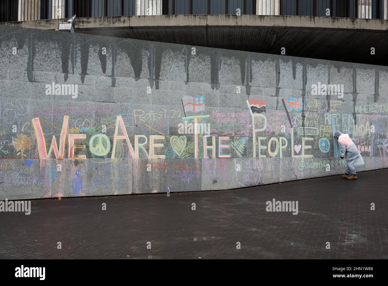 Demonstranten ziehen an einer Wand auf eine covid Impfstoff Mandat Protest vor dem parlament in Wellington, Neuseeland, 13. Februar 2022 Stockfoto