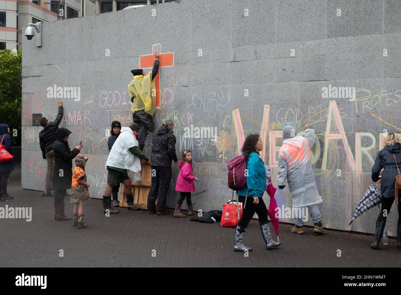 Demonstranten ziehen an einer Wand auf eine covid Impfstoff Mandat Protest vor dem parlament in Wellington, Neuseeland, 13. Februar 2022 Stockfoto