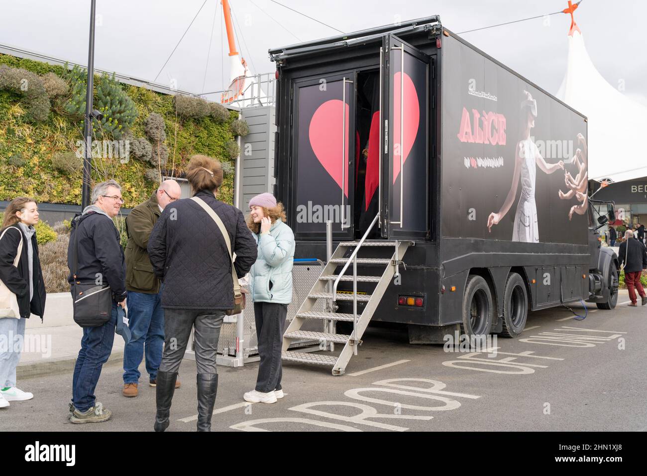 Kent UK 13th Feb 2022: Jasmin Vardimon Company bietet VR Immersive Experience, eine Welt von "Alice in VR Wonderland", in einem spektakulären 360 Grad Virtually Reality Wunderland mit einem VR-Headset und 3D-Sound, an ihrem Pop-up-Truck im Ashford Designer Outlet. Quelle: Xiu Bao/Alamy Live News Stockfoto