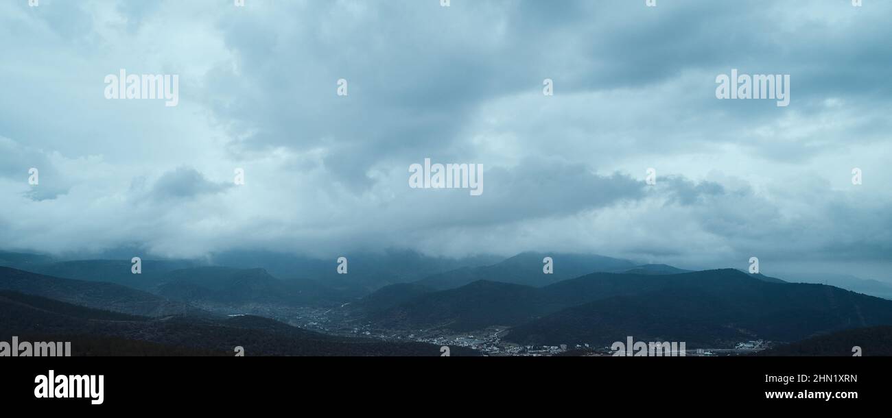 Wolkiger Himmel über Bergen Stockfoto
