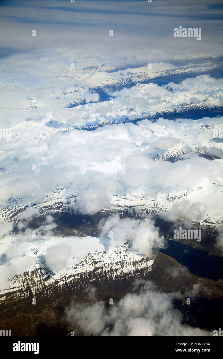 Island, Luftaufnahme aus dem Flugzeug, zeigt die innere Wildnis der schneebedeckten Berge, im Mai Stockfoto