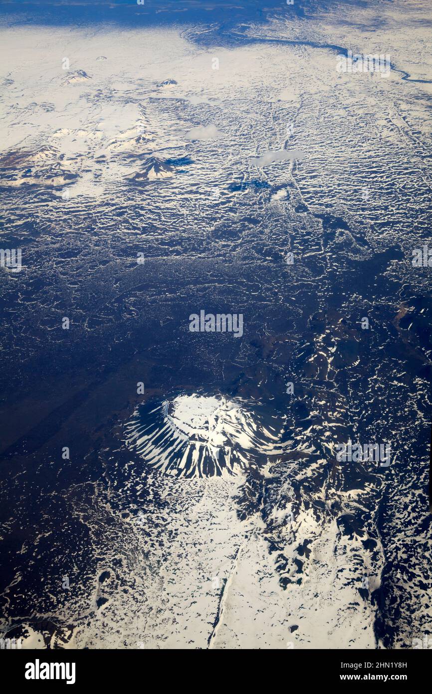 Island, Luftaufnahme aus dem Flugzeug, zeigt die innere Wildnis der schneebedeckten Berge, im Mai Stockfoto