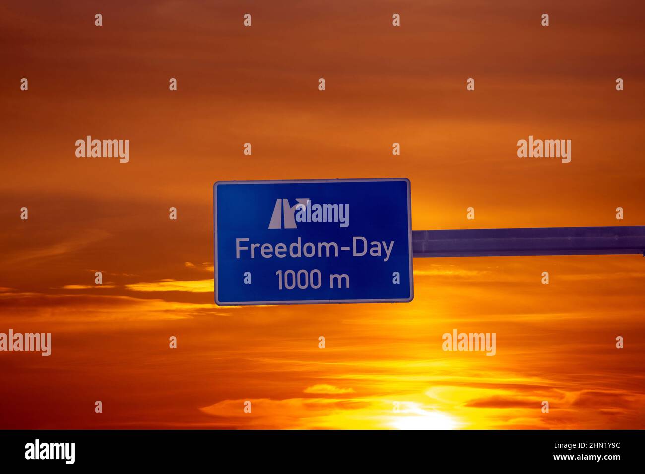 Autobahnschild als symbolisches Bild für einen sogenannten Freedom Day Deutschland Stockfoto