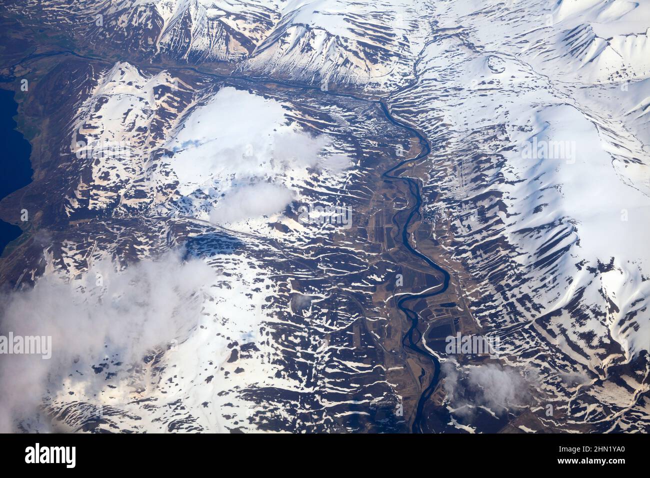 Island, Luftaufnahme aus dem Flugzeug, schneebedeckte Berge, Fluss und Tal, im Mai Stockfoto
