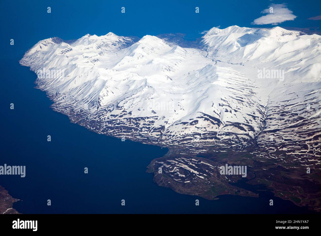 Island, aus der Vogelperspektive mit der Westküste und der Wildnis der Berge, im Mai Stockfoto