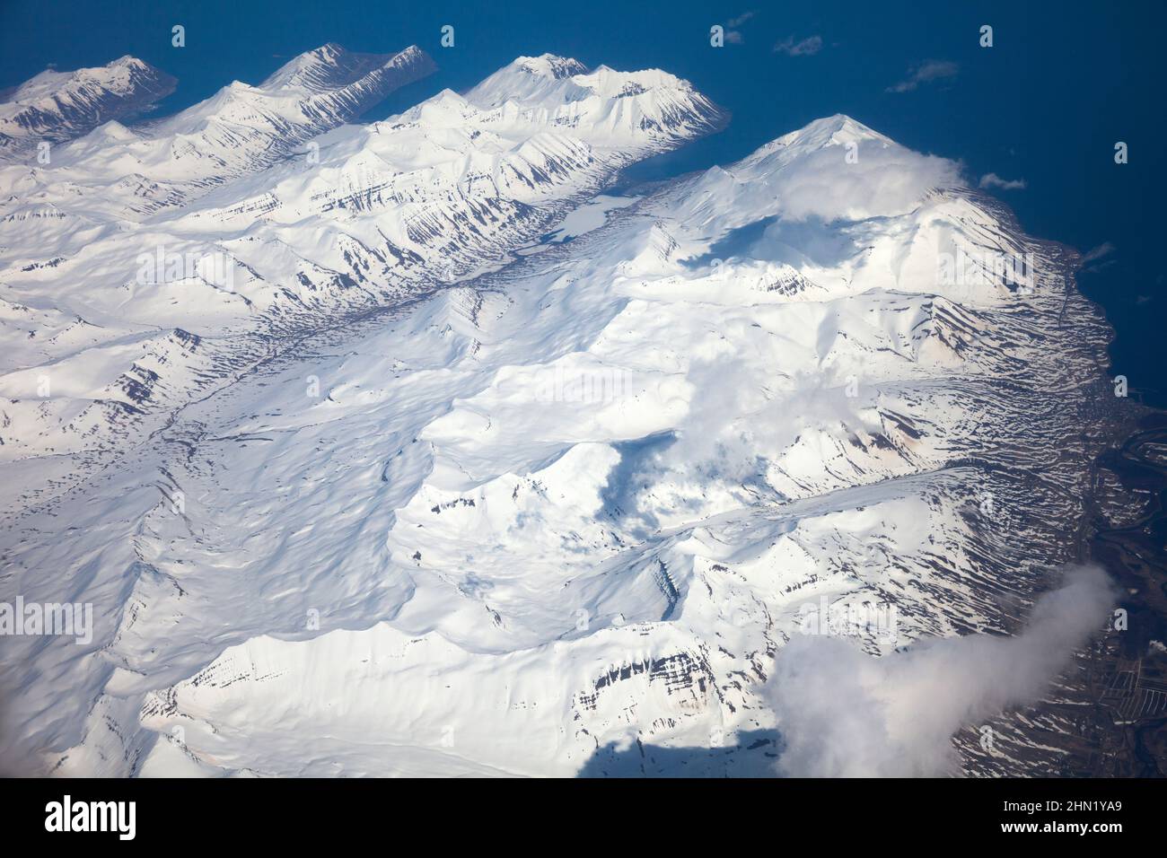 Island, aus der Vogelperspektive mit der Westküste und der Wildnis der Berge, im Mai Stockfoto