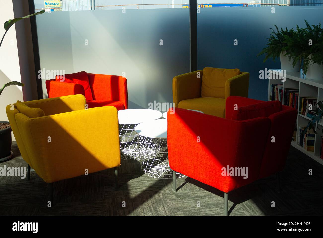 Die bunten Bürostühle, bunte Stühle Stockfoto