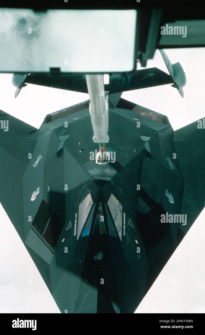 F-117A Stealth-Kämpfer, der Luftbetankung von einem KC-10 Extender aus durchführt. Stockfoto F-117A Stealth-Kämpfer, der Luftbetankung von einem KC-10 Extender aus durchführt. Stockfoto
