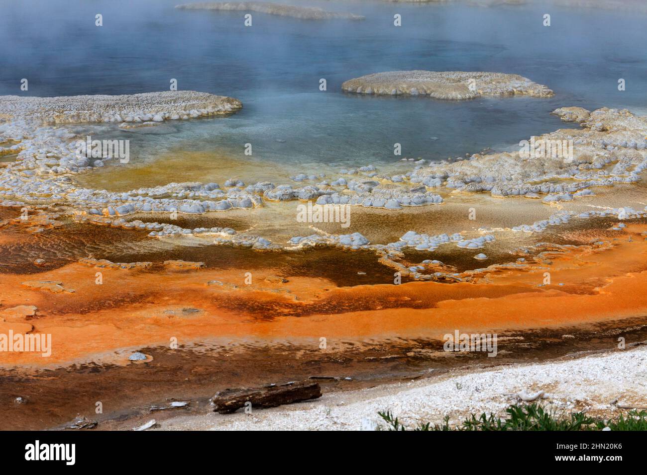 Solitary Geyser, auf dem östlichen Pfad zum Observation Point, am Old Faithful Geyser Basin, Yellowstone NP, Wyoming, USA Stockfoto