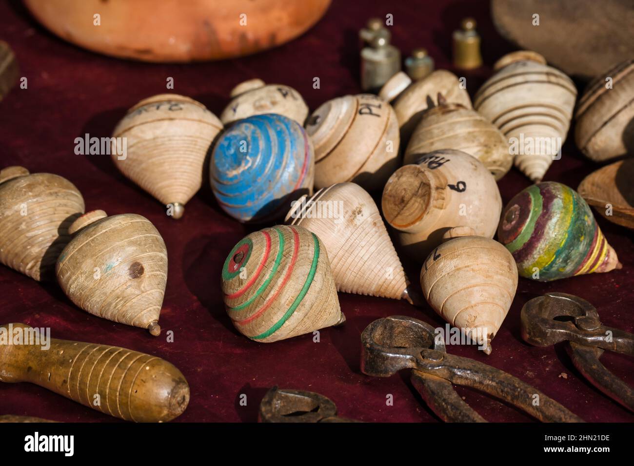 Ein Haufen traditioneller Holzspinnplatten Stockfoto