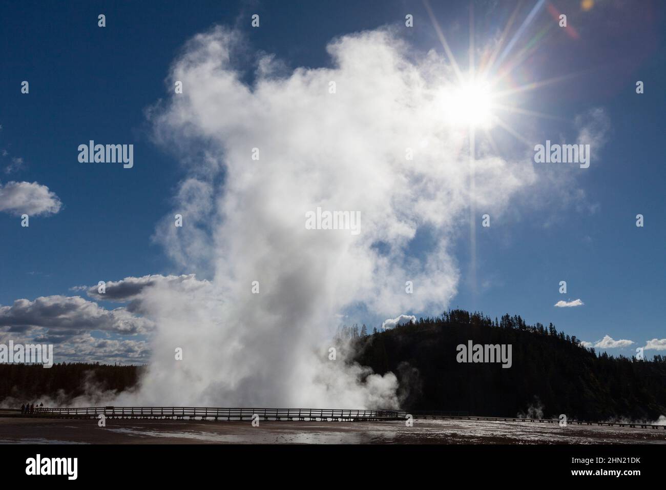 Dampf steigt aus Excelsior Geyser, Midway Geyser Basin, Yellowstone NP, Wyoming, USA Stockfoto