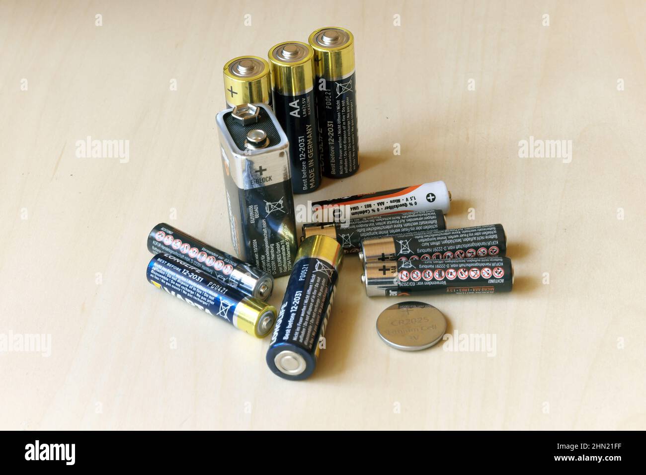 Symbolisches Bild: Energieversorgung und Recycling, verschiedene Haushaltsbatterien Stockfoto