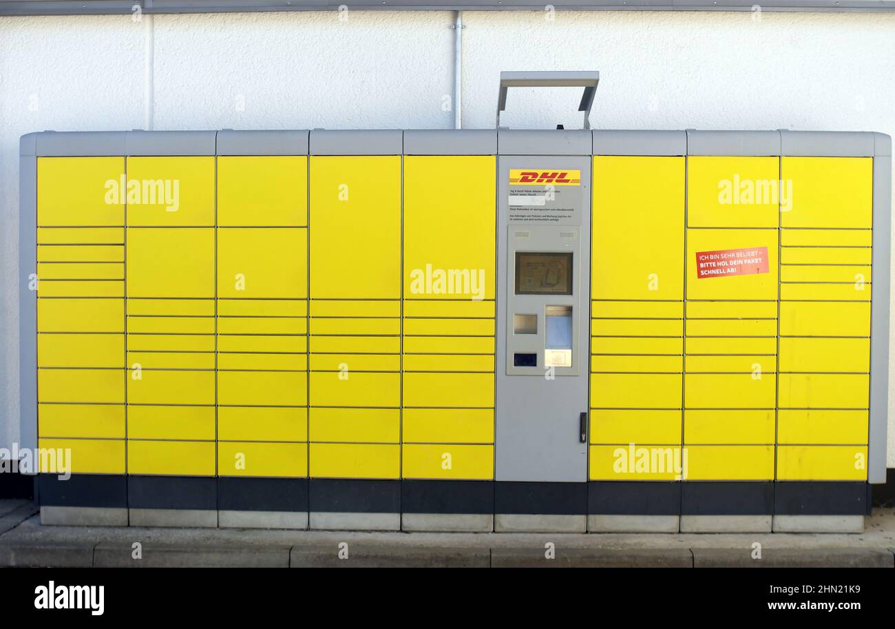 Packstation von DHL zur Selbstzustellung und Abholung von Paketen Stockfoto