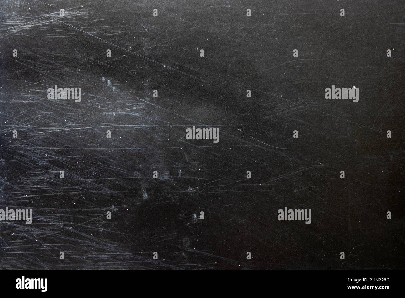 Dunkler grunge schwarzer Papierhintergrund mit Kratzern und Staub. Stockfoto