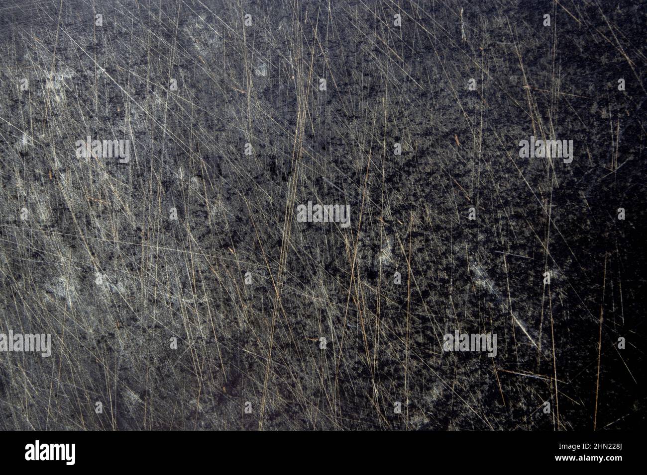 Dunkler Grunge schwarz alten Kunststoff Schneidebrett Hintergrund mit Kratzern und Staub. Stockfoto