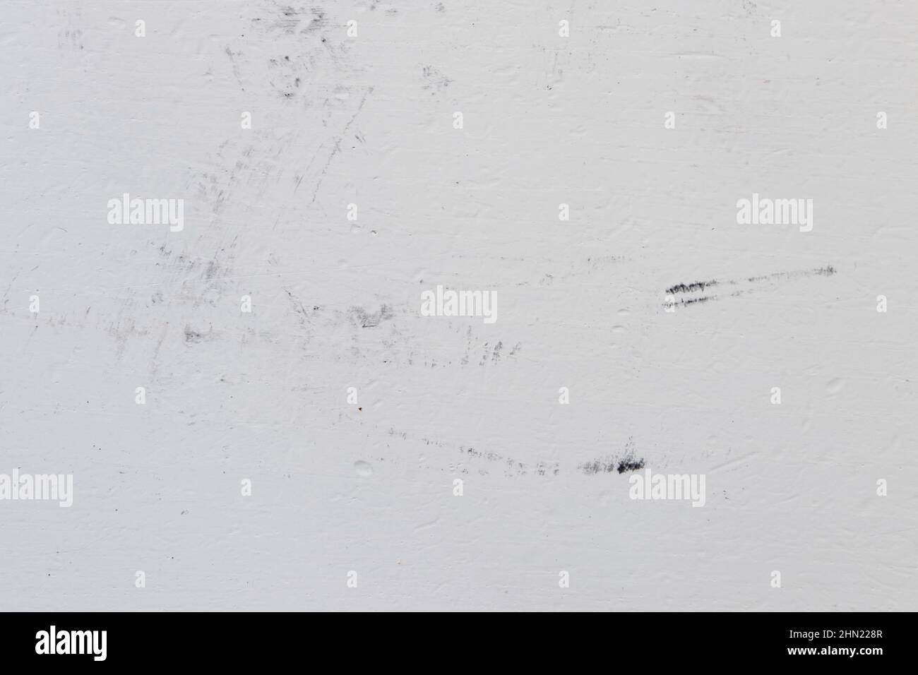 Weißer grunge-Holzhintergrund mit schwarzen Farbflecken. Stockfoto