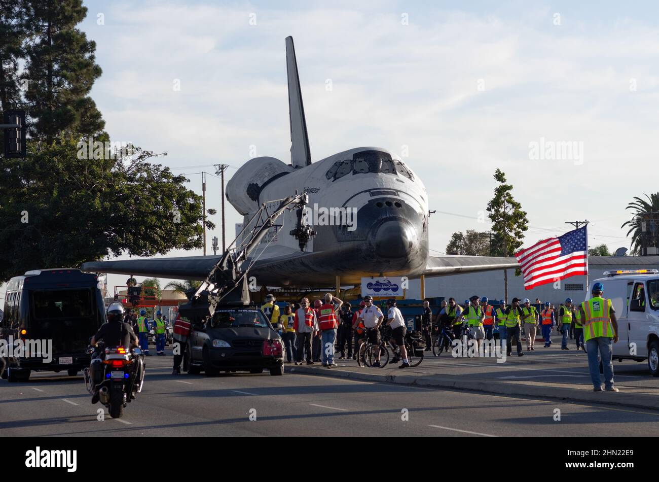 Historisches Bild des Space Shuttle Endeavour, das auf dem Crenshaw Boulevard gezeigt wird, während es zum California Science Center transportiert wird. Stockfoto