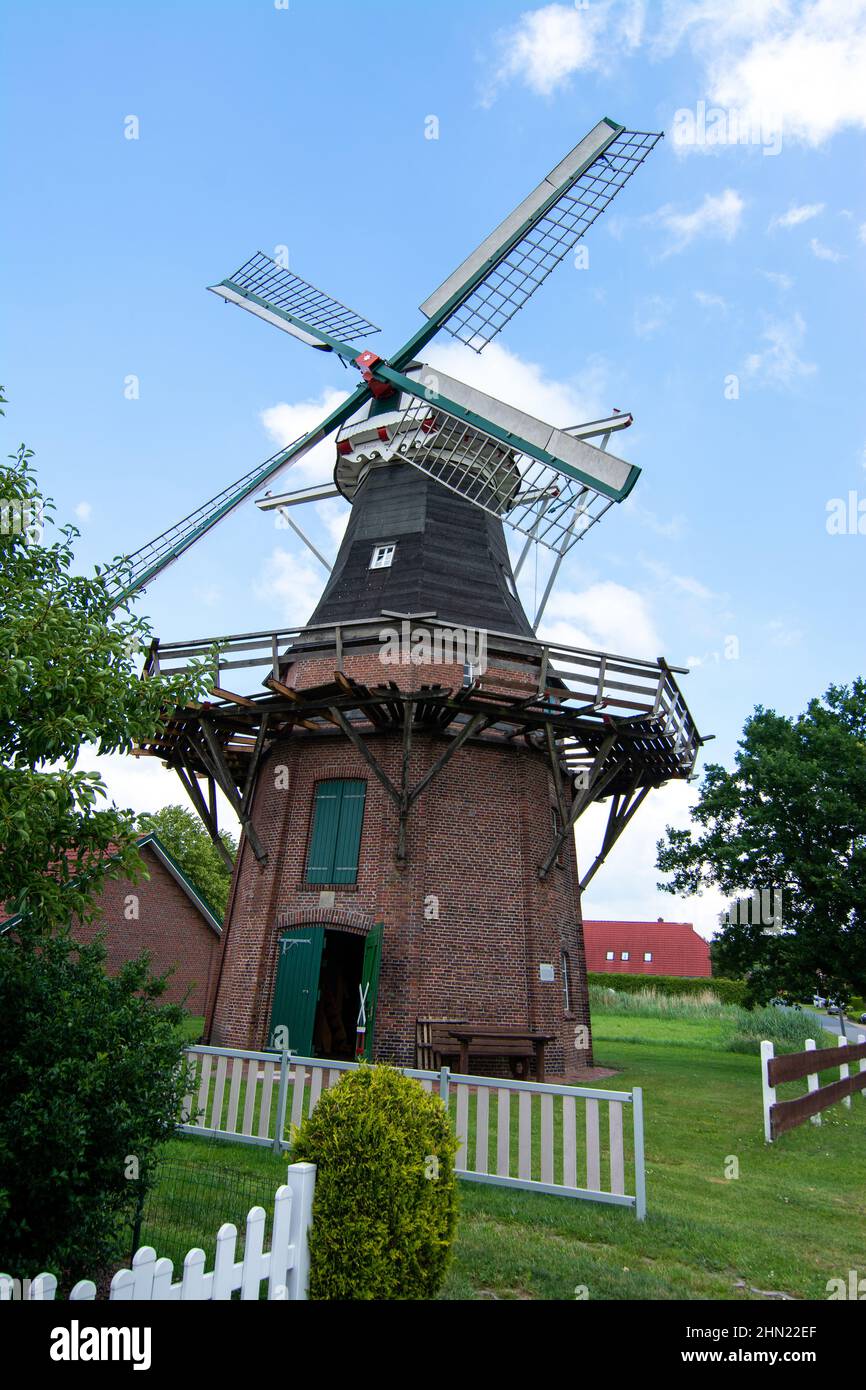 Die Klaashensche Mühle ist ein Galerie-Holländer in der Gemeinde Schweindorf im Kreis Wittmund in Niedersachsen, Deutschland. Stockfoto