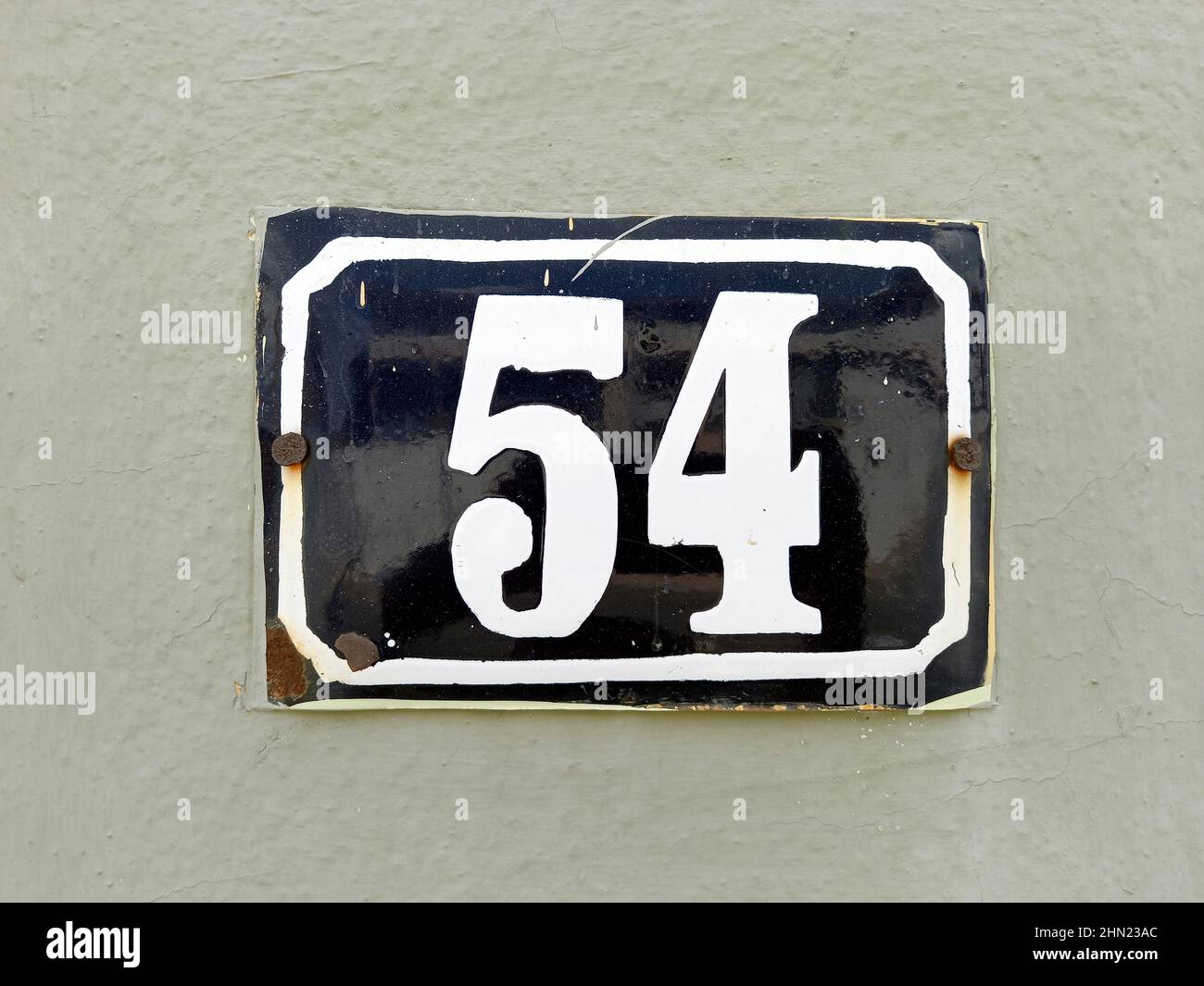 Nummer 54 auf dem Straßenschild, an der Wand befestigt - 54 Stockfoto