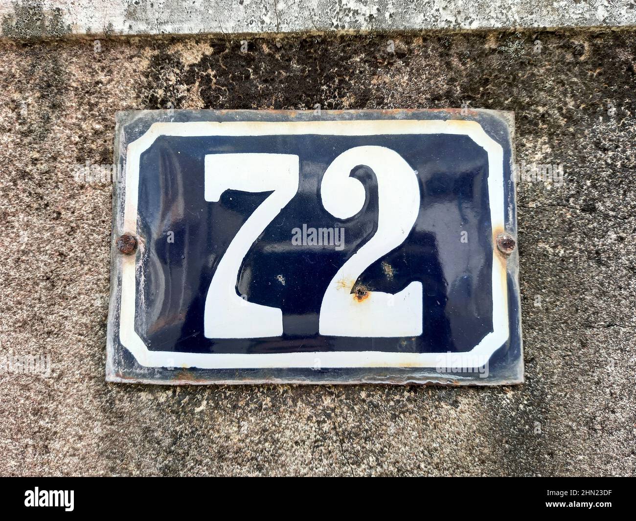 Die Nummer zweiundsiebzig auf dem Straßenschild, an der Wand befestigt - 72 Stockfoto