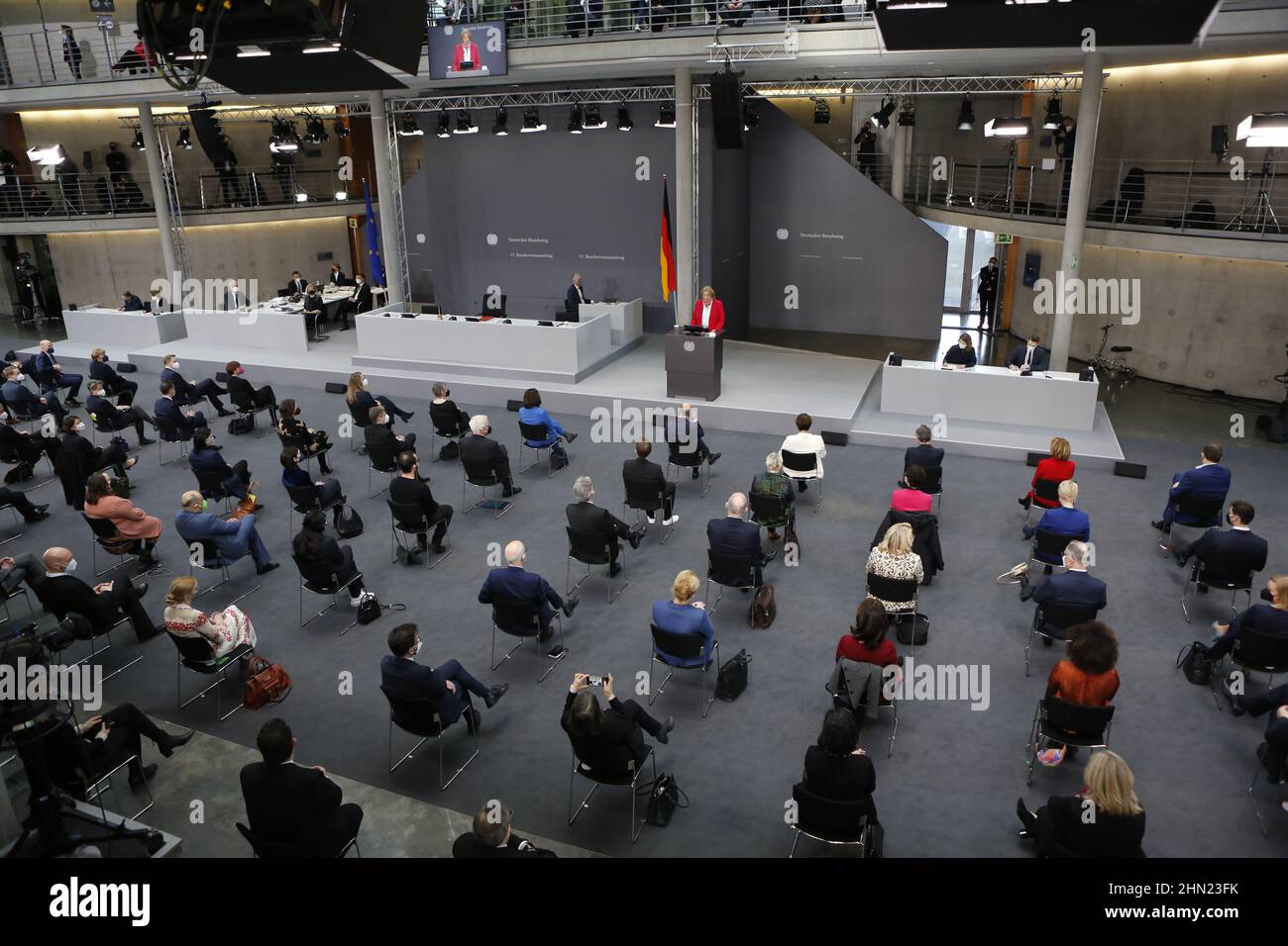 02/13/2022, Berlin, Deutschland,die Bundesversammlung bei der Wahl des Bundespräsidenten im Paul-Löbe-Haus. Die Bundesversammlung 17th im Paul-Löbe-Haus: Der amtierende Dr. Frank-Walter Steinmeier, die Linke, hat den Mainzer Hausarzt und Notarzt Dr. Gerhard Trabert nominiert, die AfD hat den Ökonomen und Publizisten Prof. Dr. Max Otte, die Astrophysikerin Dr. Stefanie Gebauer von den Freien Wählern als Kandidat nominiert. Die Bundesversammlung besteht aus allen Mitgliedern des Bundestages und der gleichen Anzahl von Abgeordneten, die von den Parlamenten der Bundesstr. Gewählt werden Stockfoto