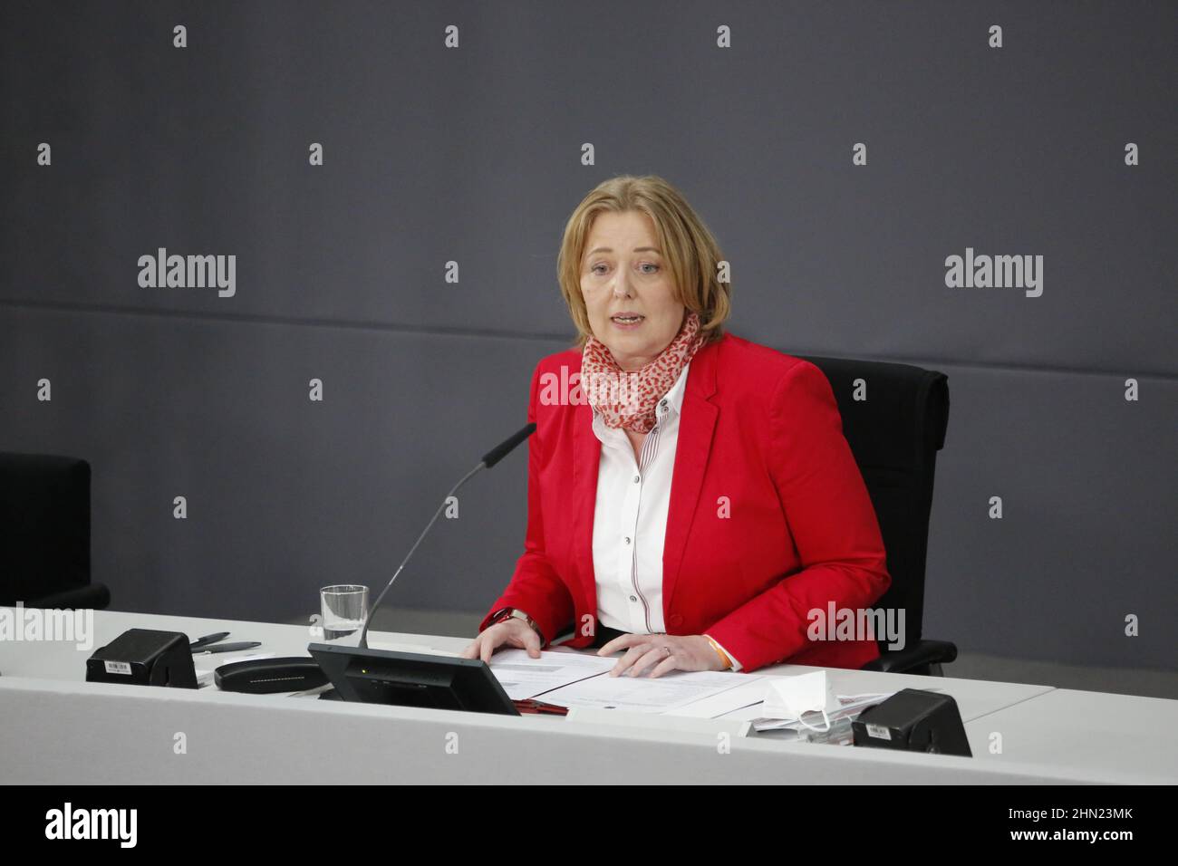 02/13/2022, Berlin, Deutschland, Bärbel Bas bei der Wahl des Bundespräsidenten im Paul-Löbe-Haus. Die Bundesversammlung 17th im Paul-Löbe-Haus: Der amtierende Dr. Frank-Walter Steinmeier, die Linke, hat den Mainzer Hausarzt und Notarzt Dr. Gerhard Trabert nominiert, die AfD hat den Ökonomen und Publizisten Prof. Dr. Max Otte, die Astrophysikerin Dr. Stefanie Gebauer von den Freien Wählern als Kandidat nominiert. Die Bundesversammlung besteht aus allen Mitgliedern des Bundestages und der gleichen Anzahl von Abgeordneten, die von den Parlamenten der Bundesländer gewählt werden. Stockfoto