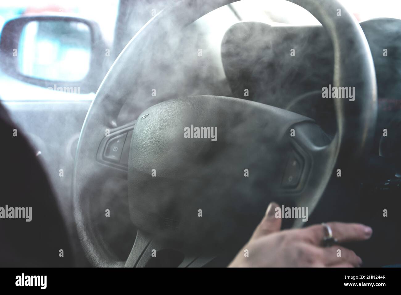 Rauch vom Motor oder Zigaretten im Auto. Defekten Kabinenfilter. Abgase im Fahrzeug. Stockfoto