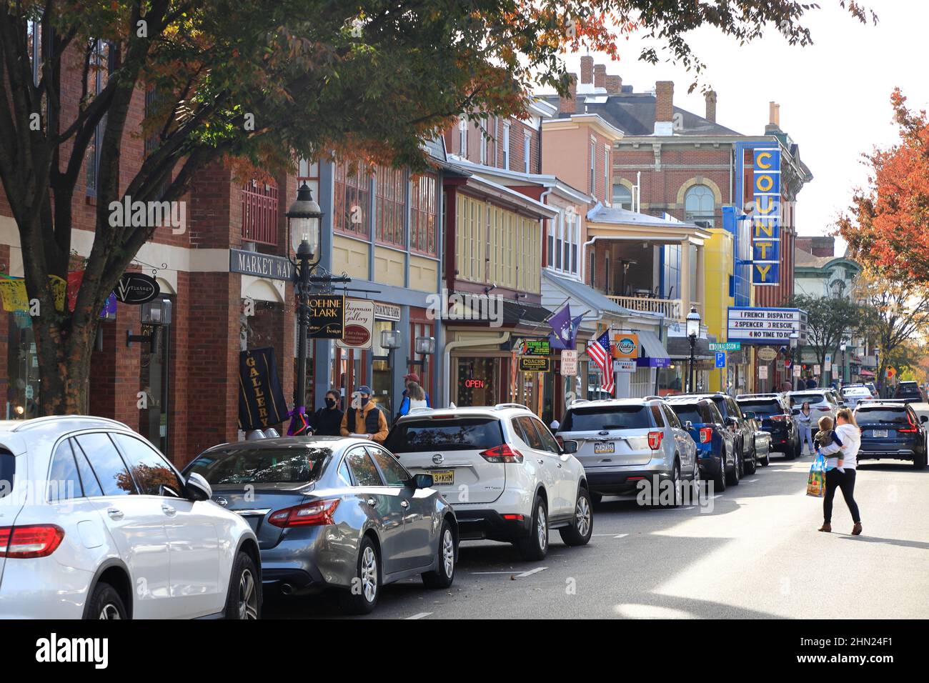 E State Street mit County Theatre im Hintergrund im historischen Bezirk von Doylestown.Pennsylvania.USA Stockfoto