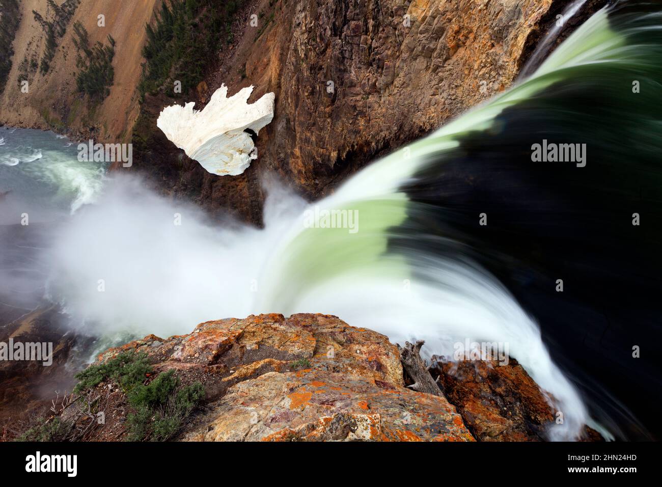 Blick über den Rand der Lower Falls, den Grand Canyon des Yellowstone River, den Yellowstone NP, Wyoming, USA Stockfoto