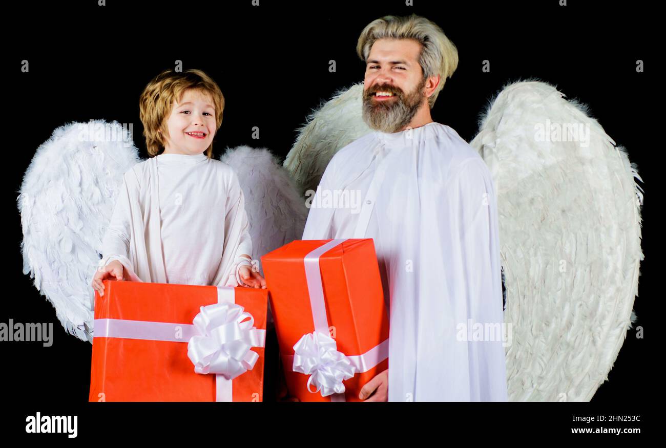 Valentines Engel mit Geschenk. Kleiner Sohn und Vater mit Geschenken. Valentine Amor mit weißen Flügeln Stockfoto