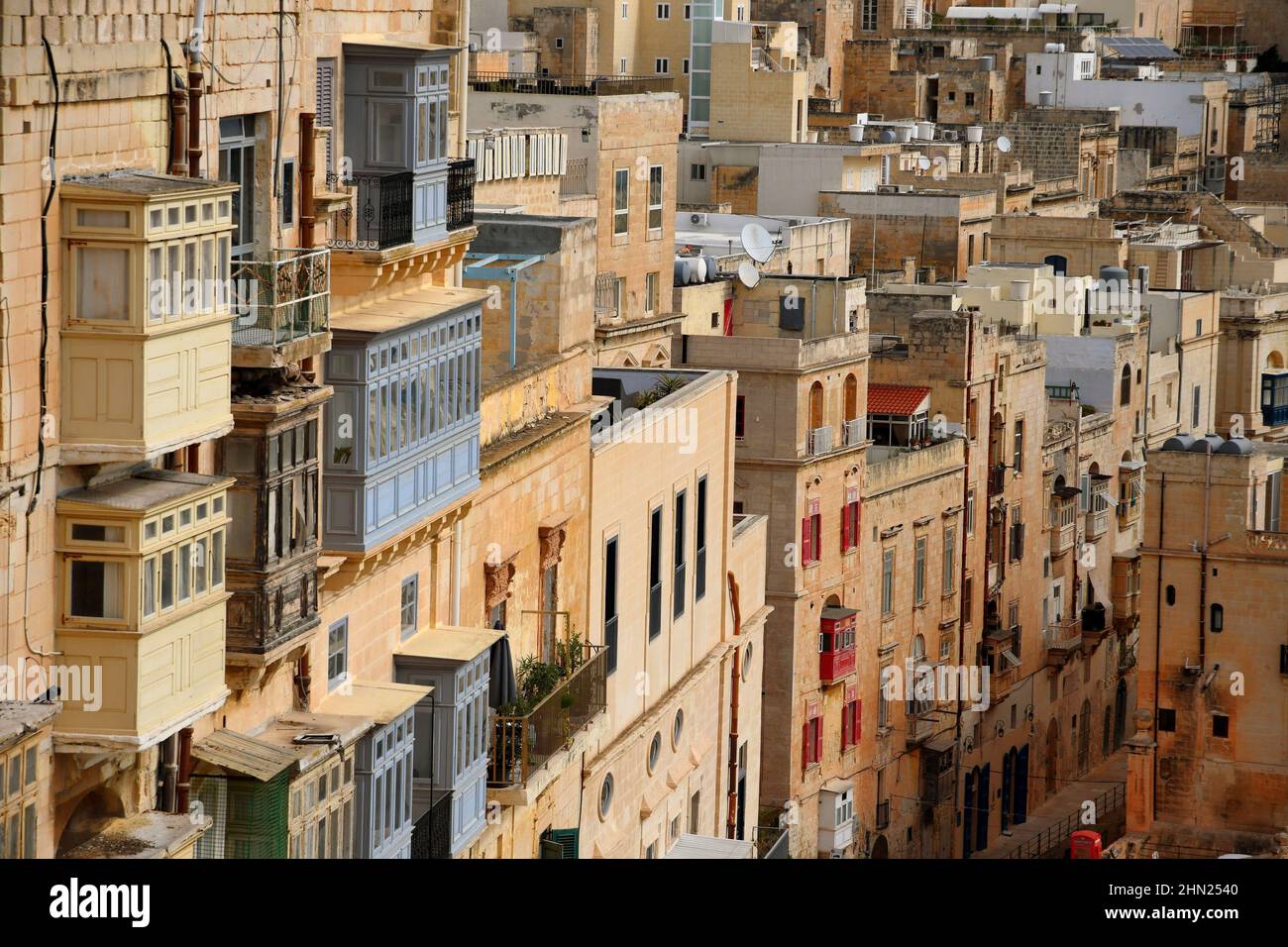 Vintage-Ansicht der typischen Gebäude Balkone in La Valletta Stockfoto