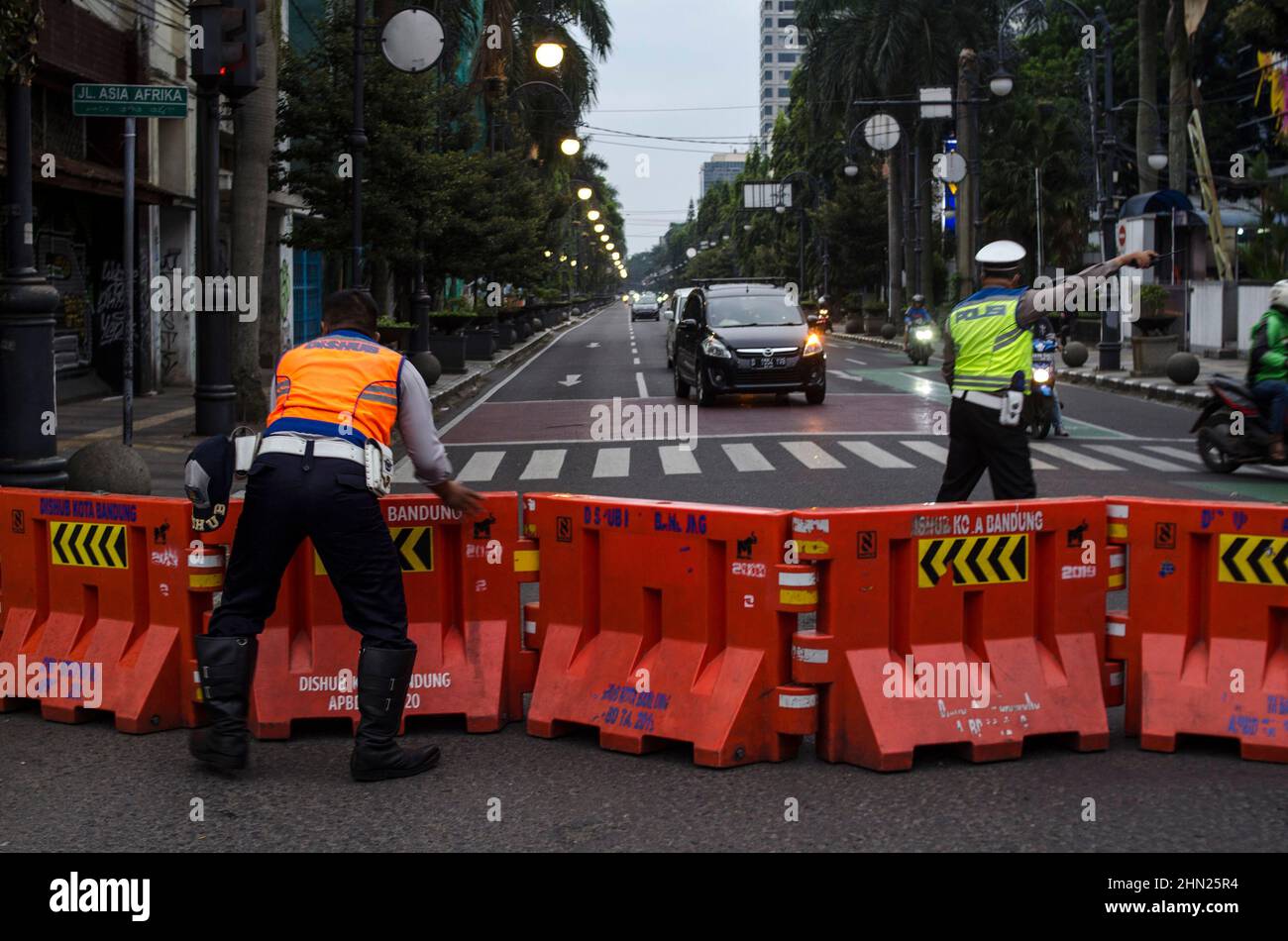 Bandung, Indonesien. 13th. Februar 2022. Beamte des Verkehrsministeriums stellten während einer groß angelegten sozialen Beschränkung für Menschenmengen in Bandung, West Java, Indonesien, Straßensperren auf, 13. Februar 2022. Indonesien bestätigte am Sonntag 44.526 neue COVID-19-Fälle und hob damit die Zahl der Infektionen auf 4.807.778 an, teilte das Gesundheitsministerium des Landes mit. Quelle: Septianjar/Xinhua/Alamy Live News Stockfoto