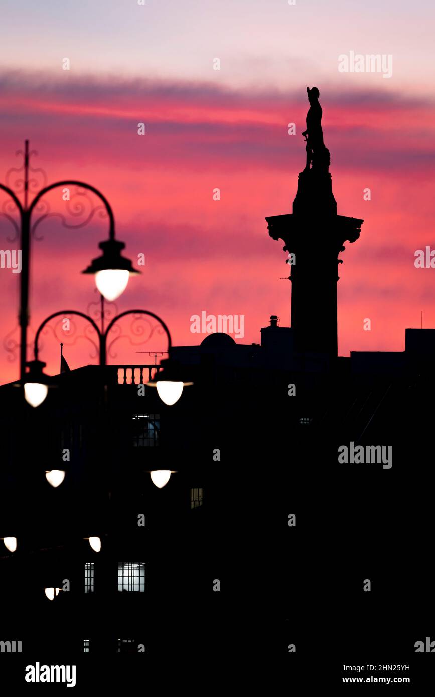 TRAFALGAR SQUARE, STRAND, LONDON, GROSSBRITANNIEN. 2. FEBRUAR 2022. Sonnenuntergang über Trafalgar Square, Nelson's Column und The Strand. Foto von Richard Holmes. Stockfoto