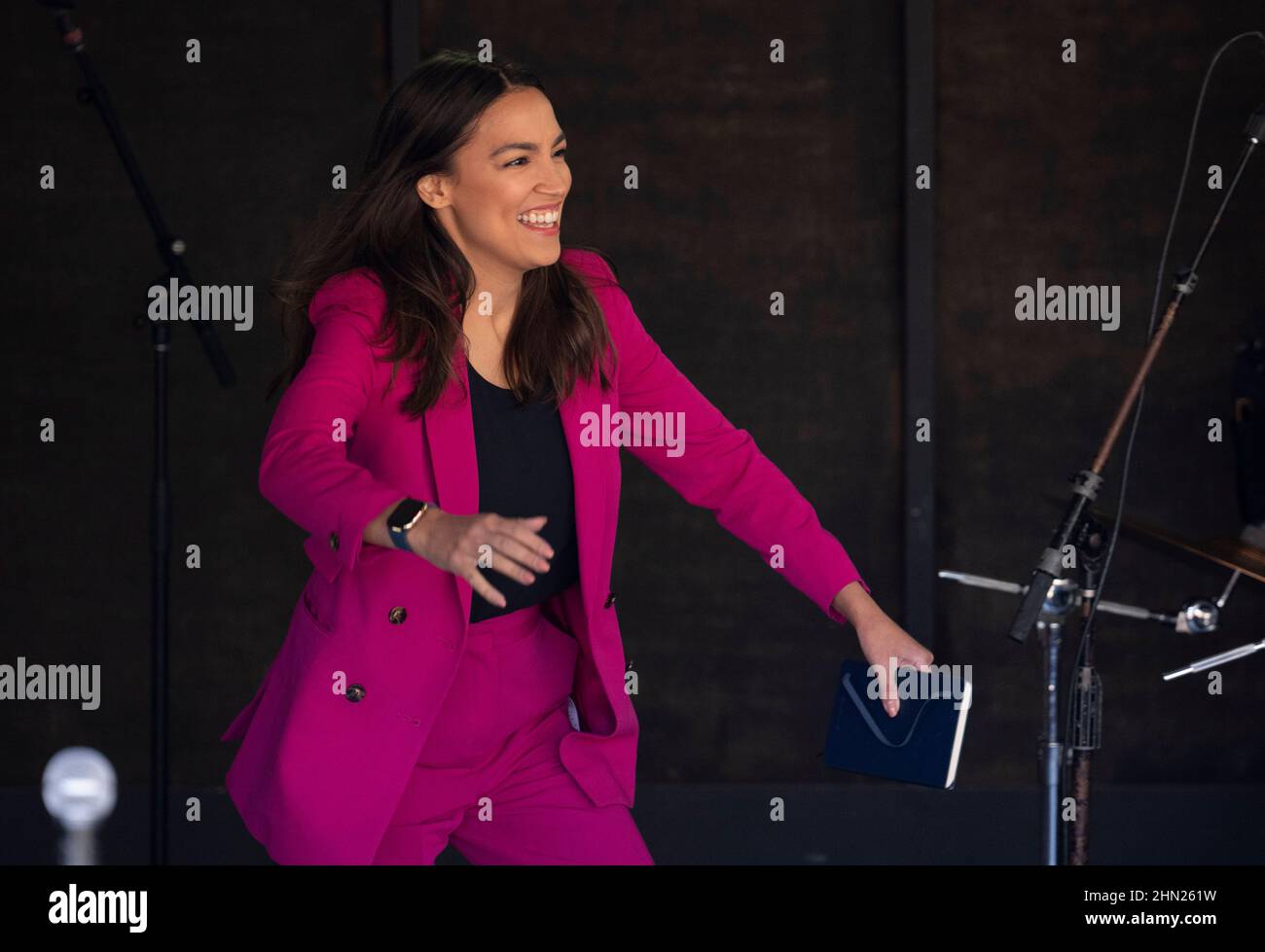 Austin, Texas, USA, 13th. Februar 2022. Die US-Vertreterin ALEXANDRIA OCASIO-CORTEZ (AOC), (D-New York), spricht bei einer Wahlkampfveranstaltung für den Kandidaten Greg Casar (nicht gezeigt) mit mehreren hundert Unterstützern, einem progressiven Kandidaten im Demokratischen Primär für den Texas Congressional District 35 in Zentral-Texas. Kredit: Bob Daemmrich/Alamy Live Nachrichten Stockfoto