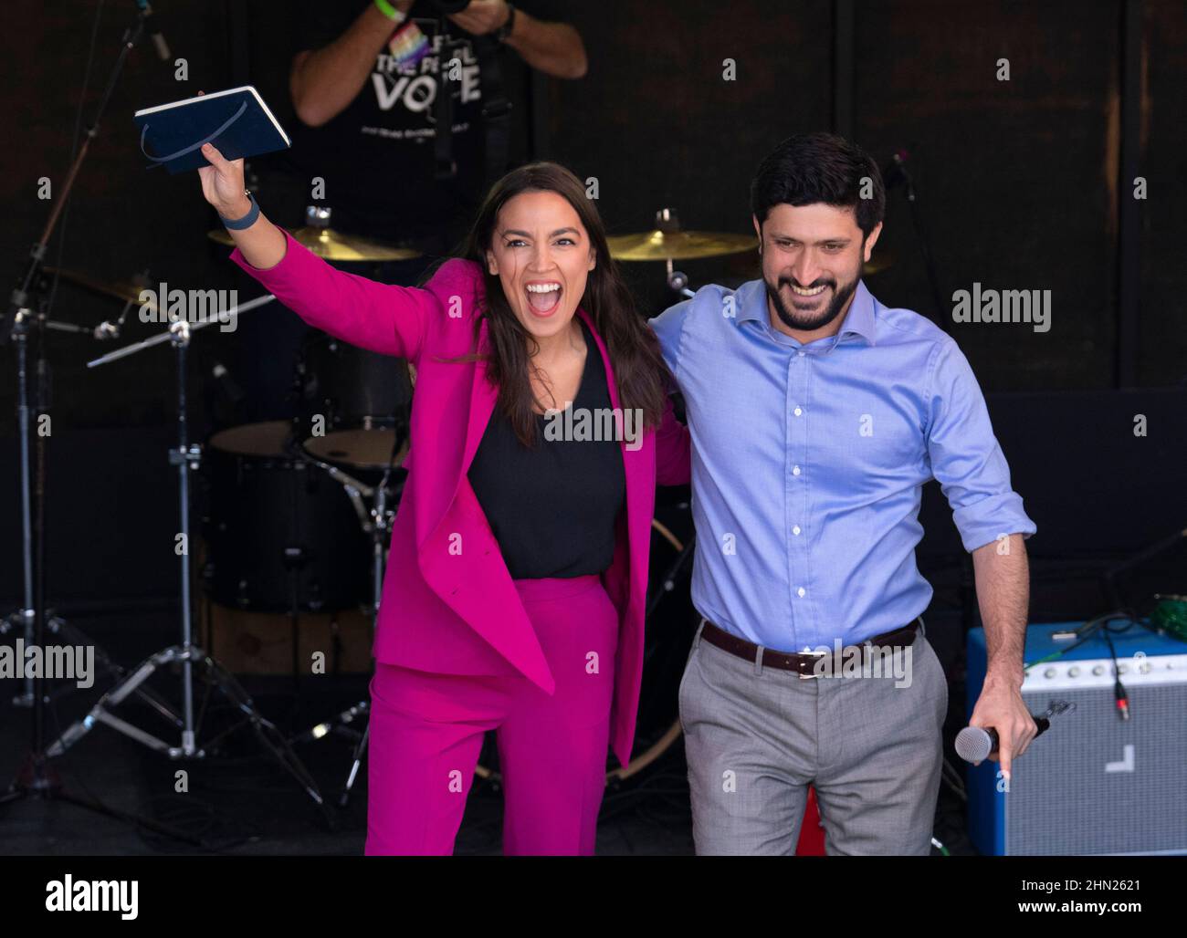 Austin, Texas, USA, 13th. Februar 2022. Die US-amerikanische Vertreterin ALEXANDRIA OCASIO-CORTEZ (AOC), (D-New York), tritt bei der Wahlkampfkundgebung für den Kandidaten Greg Casar auf, einem progressiven Kandidaten im Demokratischen Primär für den Texas Congressional District 35 in Zentral-Texas. Kredit: Bob Daemmrich/Alamy Live Nachrichten Stockfoto