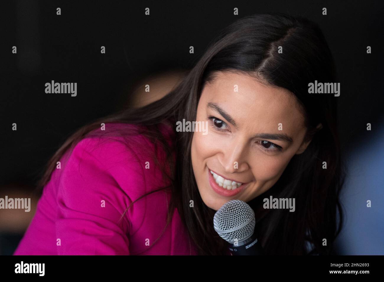 Austin, Texas, USA, 13th. Februar 2022. Die US-Vertreterin ALEXANDRIA OCASIO-CORTEZ (AOC), (D-New York), spricht bei einer Wahlkampfveranstaltung für den Kandidaten Greg Casar (nicht gezeigt) mit mehreren hundert Unterstützern, einem progressiven Kandidaten im Demokratischen Primär für den Texas Congressional District 35 in Zentral-Texas. Kredit: Bob Daemmrich/Alamy Live Nachrichten Stockfoto