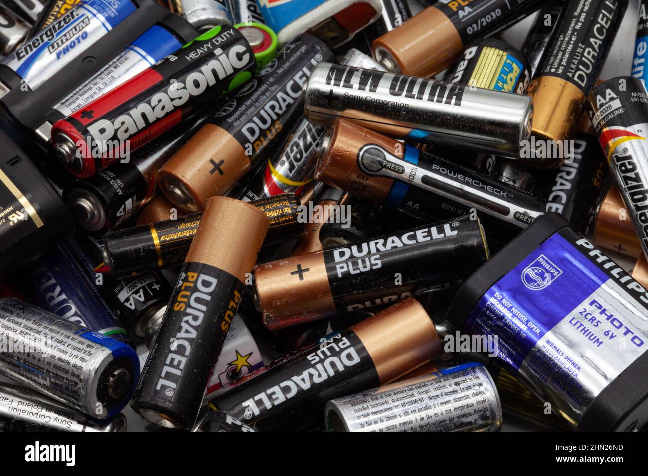 Haufen alter Haushaltsbatterien. Stockfoto